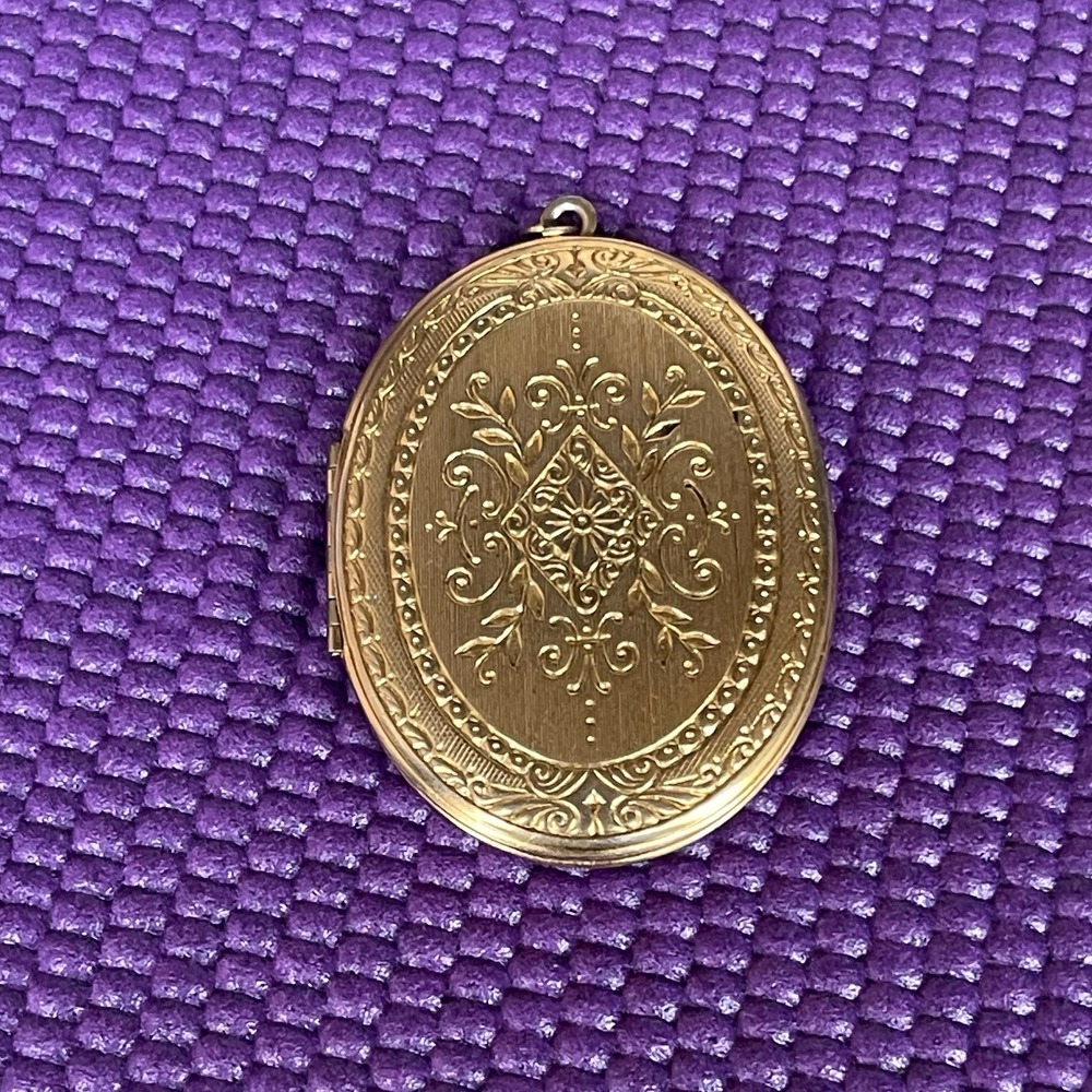 Vintage Ornate Oval Photo Locket Pendant Floral Engraved Double Picture Frame